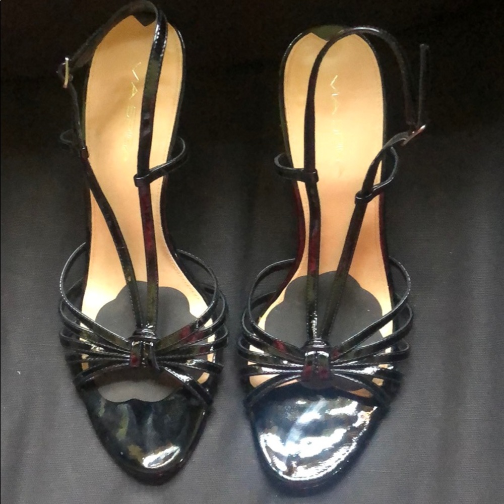 Black strap stilettos 👠